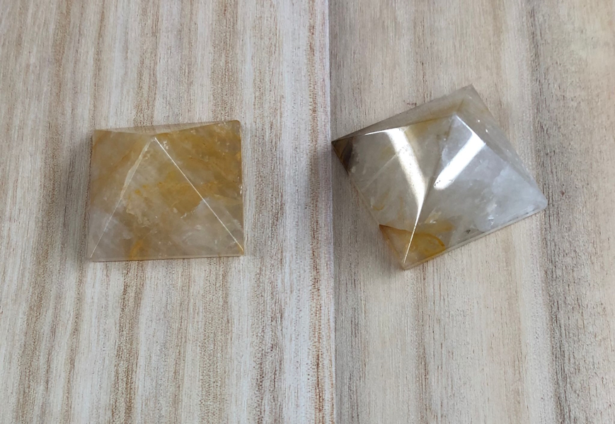 Pirámide Cuarzo Hematoide base  4 cm aprox